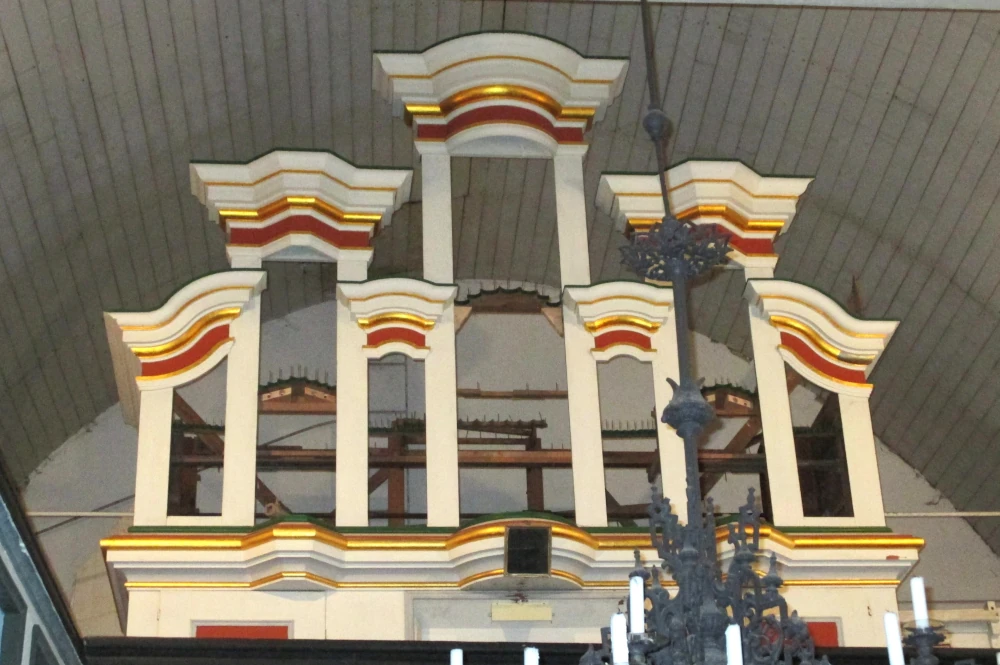 Orgelprospekt in der Kirche Holzhausen (vor der Restaurierung)